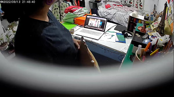 Instalé una cámara de_seguridad en el_cuarto de mi hijastra