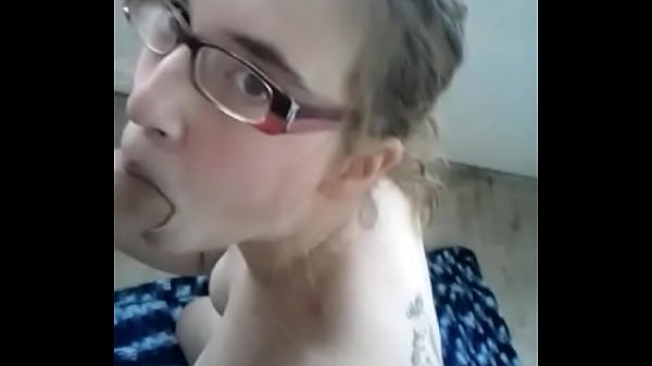Play MP4 - sexy girl in glasses blowjob