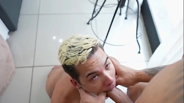 Chame O Amigo Pra Tirar Umas Fotos, Mas Ele Tirou Foi Leite Da Minha Pica. thumbnail
