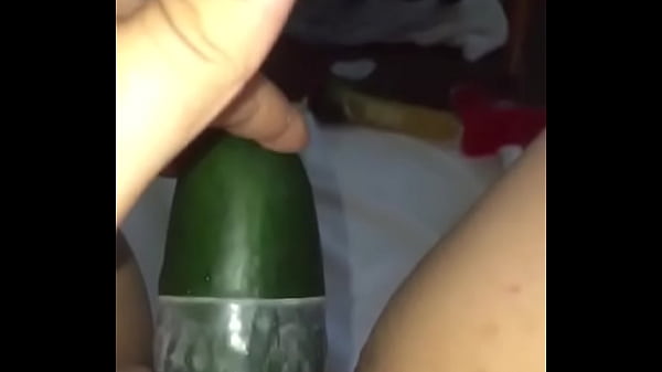 Play MP4 - Se mete un pepino enorme