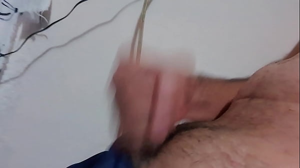 mostrandola para ver si alguien quiere chuparla 