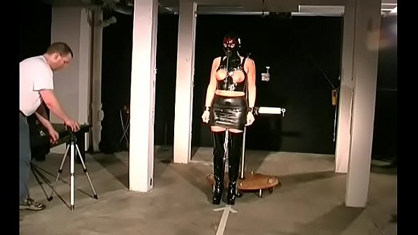 Nonton Marvelous Bimbo Sex-toy Herself In The Pussy thumbnail