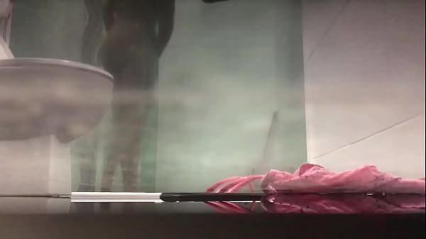 Novinha dando a buceta no banho 