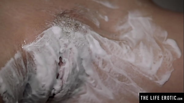 See her big boobs jiggle as she shaves her hairy pussy and masturbates 