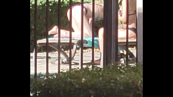 La pelirroja en la alberca