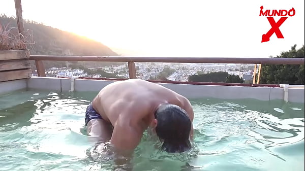 Hombre de rescate se folla a 2 turistas 