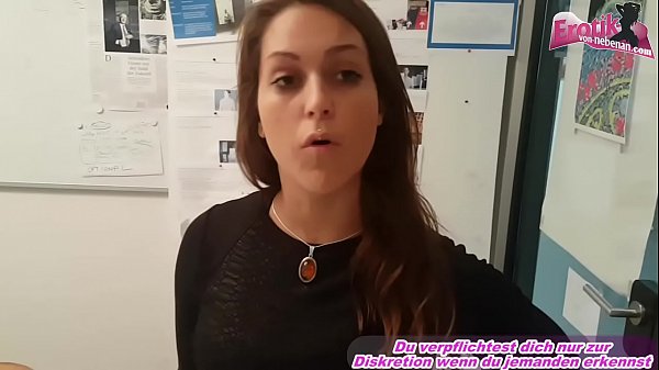 Chefinfickt Angestellten im Büro undlässt_sich besamen