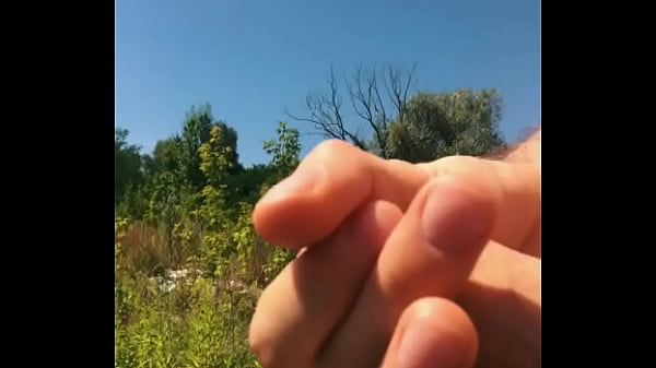 Play MP4 - outdoor jerking