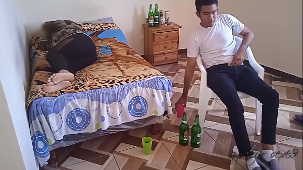 Play MP4 - Cornuda de mi mujer&colon; vemos una pelicula mientras ya estamos mareados y la amiga de mi mujer me agarra mi gran polla hasta metercela toda cuando mi mujer descansa por poco nos descubre