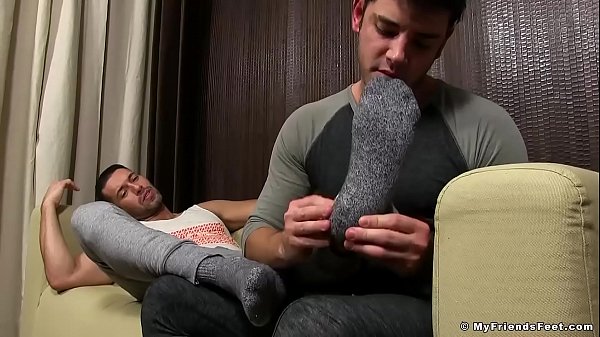 Play MP4 - Good looking feet worshiper sucks toes of a handsome hunk