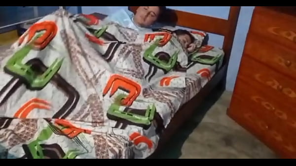 Play MP4 - Despierta me&comma; debes abrirte de piernas y atender a tu macho que viene a pre&ntilde;arte&period; &period; Estaba acostada y la despert&eacute; pa follarla