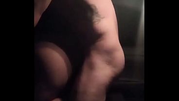 Casada safada pega carona com pauzudo que fode ela todinha e pagou com leitinho na boca... 