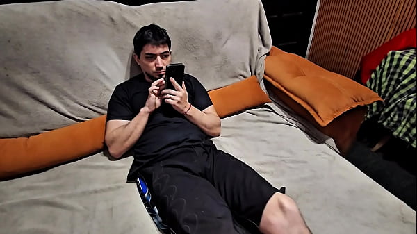 Madrasta finge que n&atilde;o esta afim e fica espionando o enteado gostoso bravinho at&eacute; chegar onde quer 