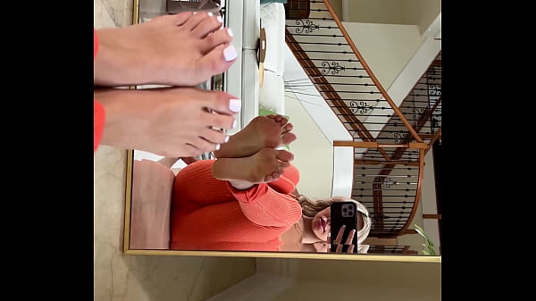 Luna Luxe WantsYou To_Obsess Over Her_Pretty Little Feet And Toes