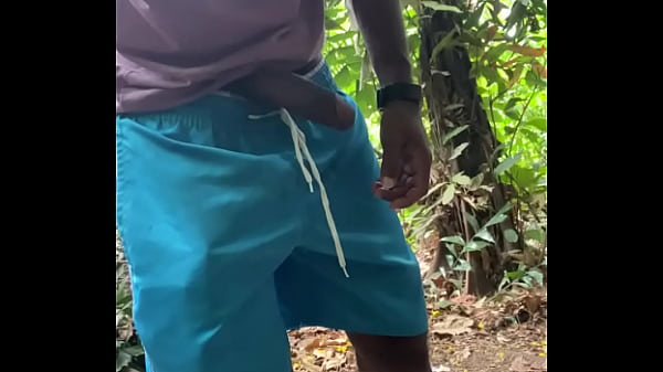 Play MP4 - Neg&atilde;o mijando na mata