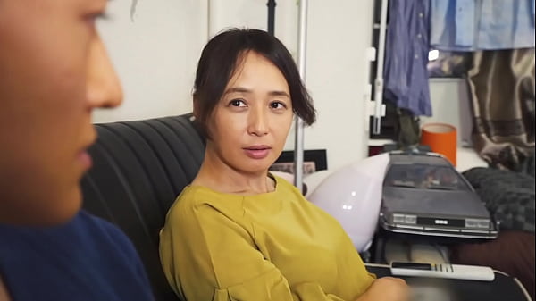 久しぶりに再開する母と息子。しばらく会わないうちに息子の性癖は母親に向けられる。以前通りに接して無防備な母親。その姿を見て密かに欲情する息子。時間がたつにつれ息子は欲求を抑えきれなくなり母親に迫る。 thumbnail