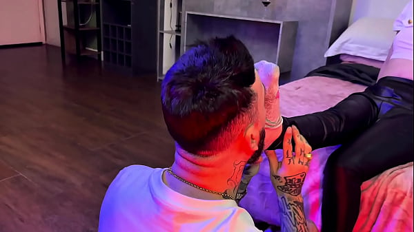 Podolatra chupando a novinha 