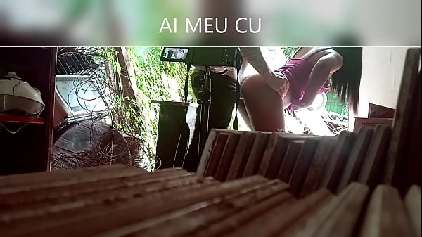 morena toda pequena_dando a buceta e_o cu