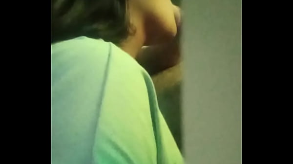 Uni Taria Le Encanta Mamarsela A Sus Compa&ntilde;eros De Clase thumbnail