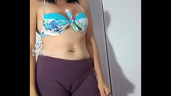 Nonton Milf Bailando Con Cameltoe thumbnail