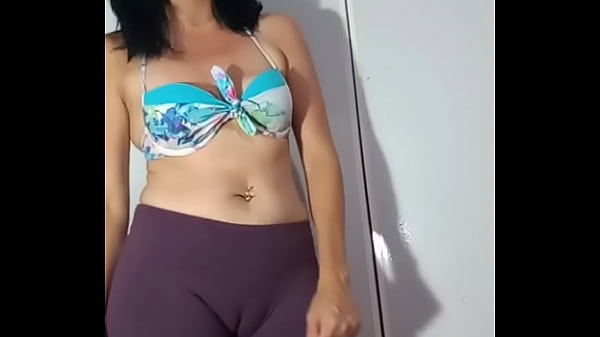 Milf bailando con cameltoe 