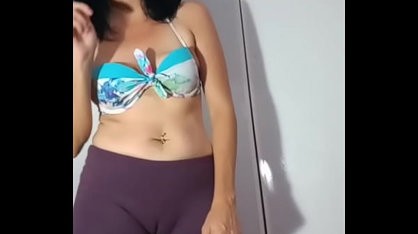 Milf Bailando Con Cameltoe thumbnail