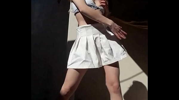 Play MP4 - Bonneyuwu - 4&colon;05 al solcito sexy falda