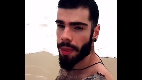 Modelo com os pelos p&uacute;bicos d&agrave; mostra 