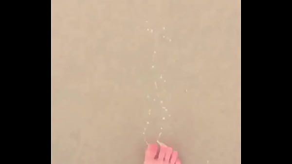 Modelo com os pelos p&uacute;bicos d&agrave; mostra 