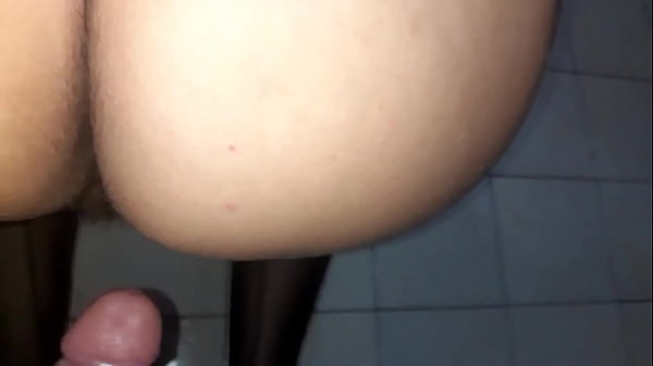 ESPOSINHA CAVALA PROVOCANDO COMEDOR. 