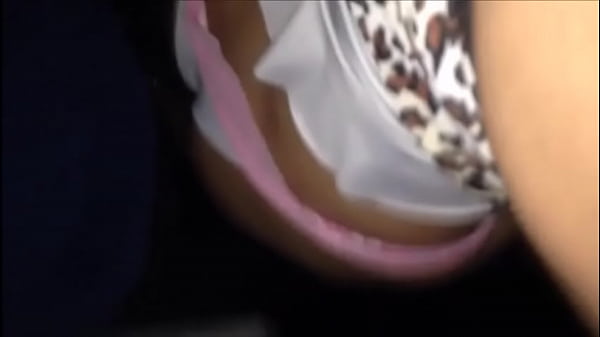 Casado de calcinha usando a calcinha tanga branca no cine arouche 