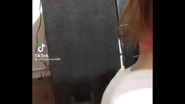 Chica de tk tk con el culo grande 