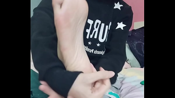 Play MP4 - Slim gay teenager sucks his sexy feet&sol;foot fetish