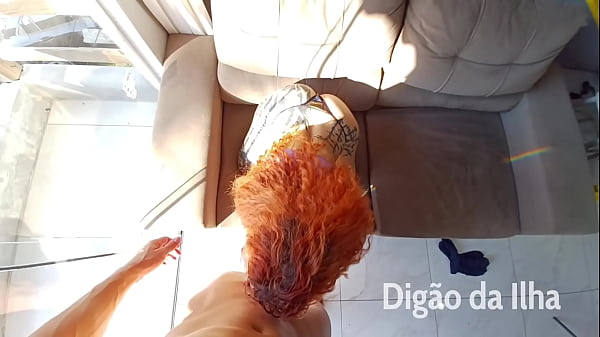 Ruiva gostosa tatuada mamando e ganhando leite na cara no red dig&atilde;o da ilha