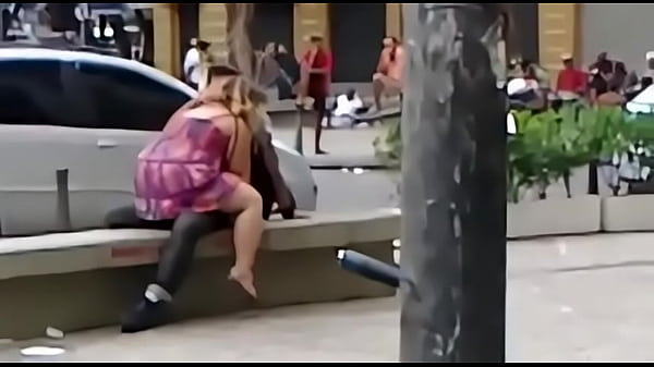 Casal é flagrado transando_Gomes Freire Couple having sex in downtown Rio