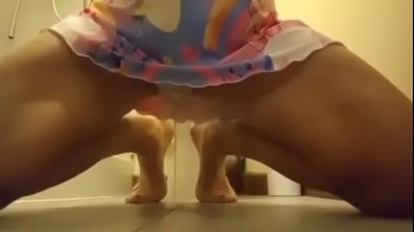 Nonton Wetting My Knickers And Pee All Over The Floor thumbnail