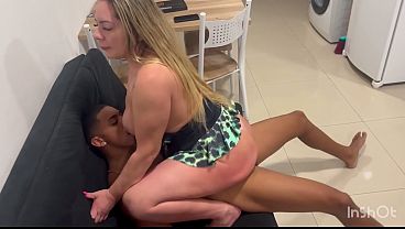 Vizinha gostosa e casada me viu no corredor e logo me liberou a bucetinha mais seu cuzinho deixei todo aberto tambem