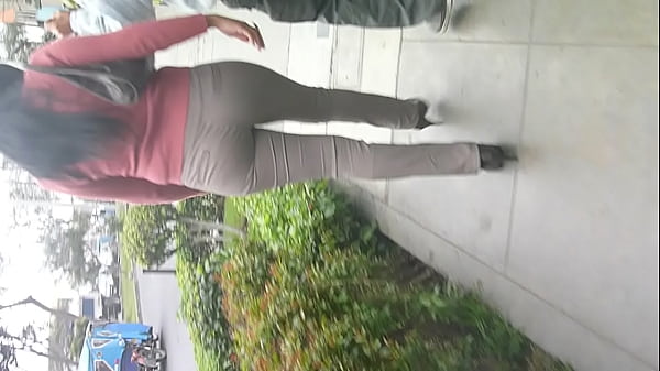 Play MP4 - se&ntilde;orita buen culo pantalon apretado