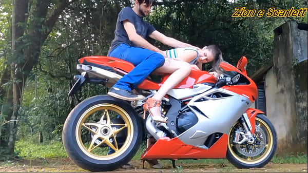 Incr&iacute;vel Sexo Usando O Carro E Uma Motocicleta thumbnail