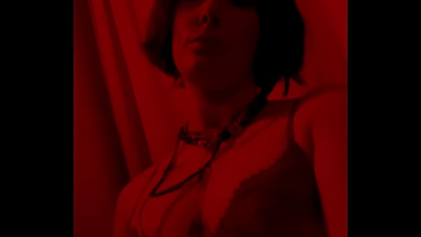 Red light admire moi dans mon corset rouge et string noir mate mes seins sur 