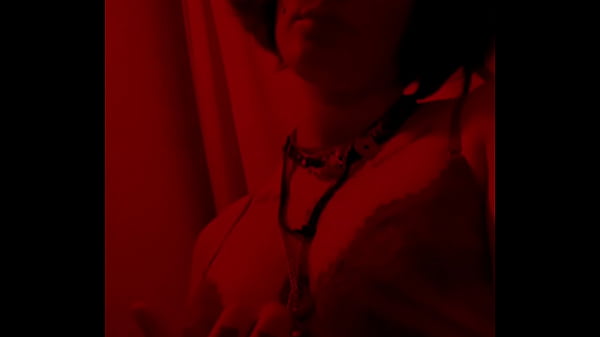Red light admire moi dans mon corset rouge et string noir mate mes seins sur