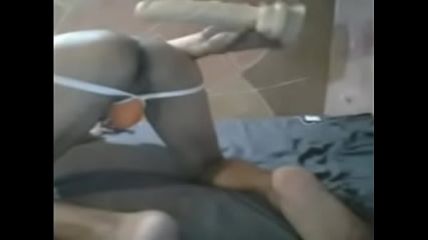 video d. minuto usando dildo enorme