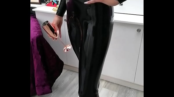 Happy friday latex un vid&eacute;o dans cette tenue &ccedil;a sera plut&ocirc;t cool quand