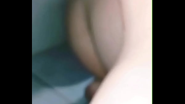 Submissa tendo seu cabelo mijado e gozado 