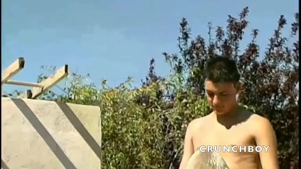 Deux Jeunes Mecs De 22 Ans Baisent Sans Capotes Quand Leur Copine Est Pas L&agrave; thumbnail