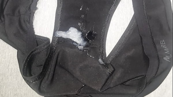 Mi amiga me prestó sus panties para_llenarlas de leche