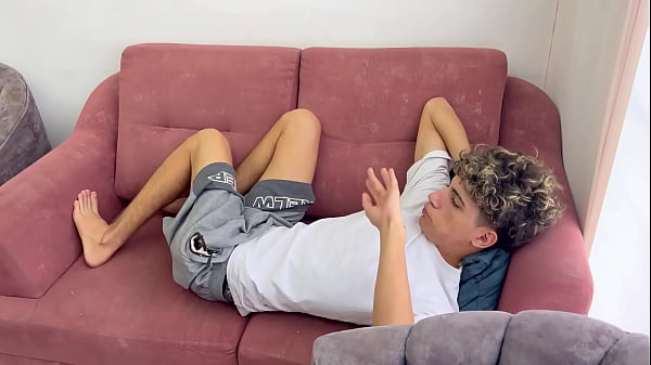 Me aprovecho que mi hermanastra se atora en la nevera para tener una buena follada 