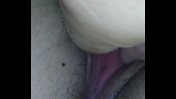 Metendo o dedo na esposa e deixando molhadinha