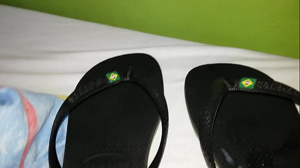 Esse rapaz mora no mesmo bairro que eu, e de madrugado fui at&eacute; a casa dele e peguei o chinelo! 