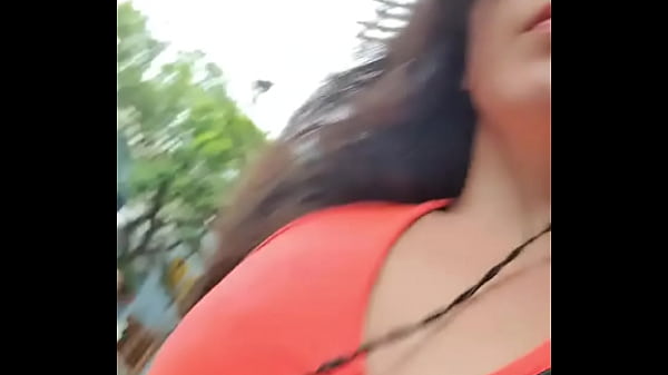 Play MP4 - Paseiando sem calcinha